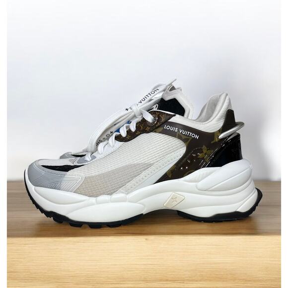 Women’s Louis Vuitton Run 55 White Monogram Sneaker Size 35 1/2 - Picture 1 of 10